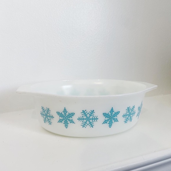 Pyrex casserole dish / 1950s - 1960s / Turquoise snowflake / 043 / 1 1/2 qt - Picture 1 of 6